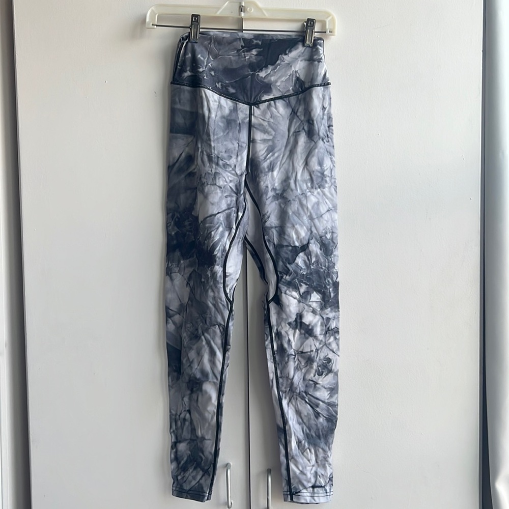 Black and white tie die leggings